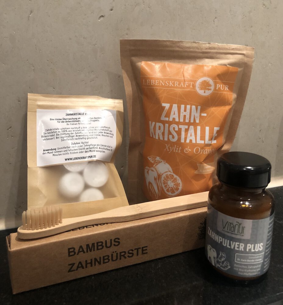 Lebenskraftpur Zahnkristalle, Lebenskraftpur Zahnpulver und Lebenskraftpur Bambus Zahnbürste in der Produktübersicht