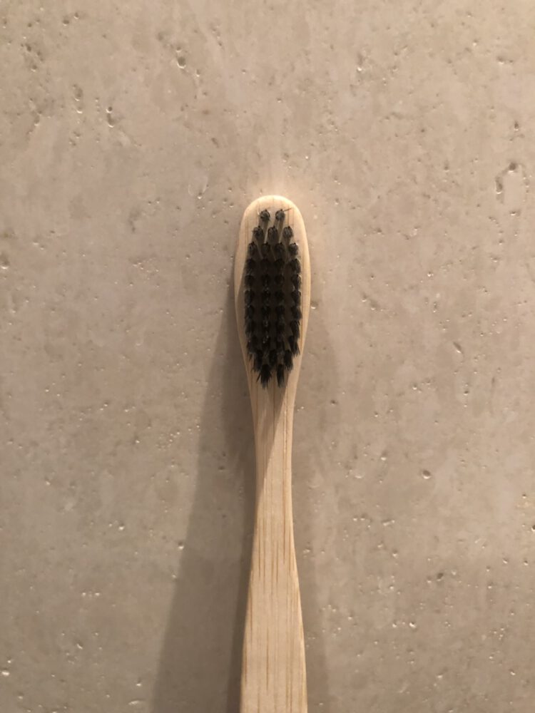 Mirantibus Bambus Zahnbürste mit Aktivkohle - Bürstenkopf vorn
