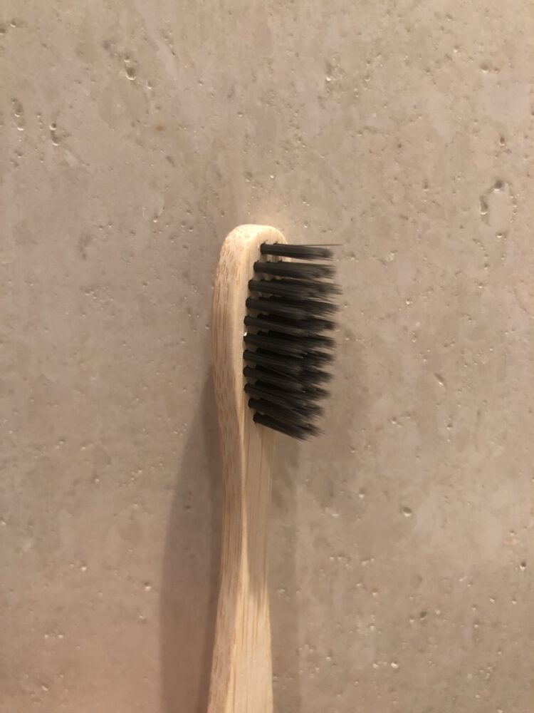 Mirantibus Bambus Zahnbürste mit Aktivkohle - Bürstenkopf schräg