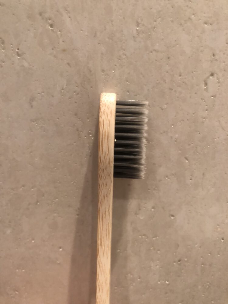 Mirantibus Bambus Zahnbürste mit Aktivkohle - Bürstenkopf seitlich