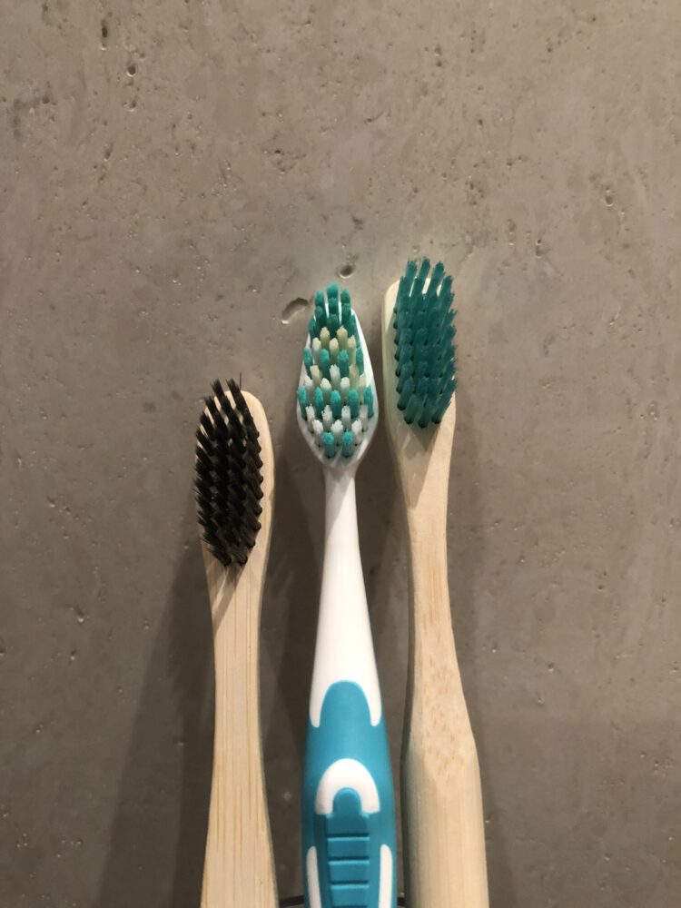 Mirantibus Bambus Zahnbürste im direkten Vergleich mit einer normalen Handzahnbürste
