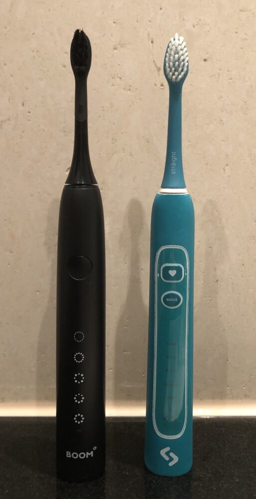 Zahnheld vgl. zur Tristan Auron und Stäight elektrische Zahnbürste Boombrush Schallzahnbürste im direkten Vergleich
