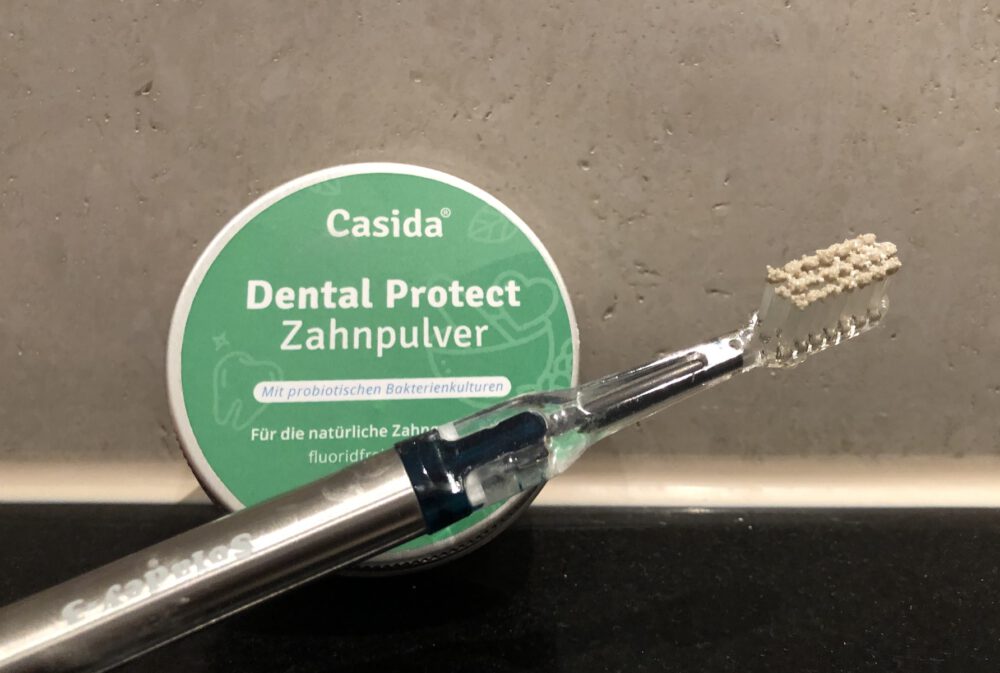 Casida Zahnpulver auf Zahnbürste