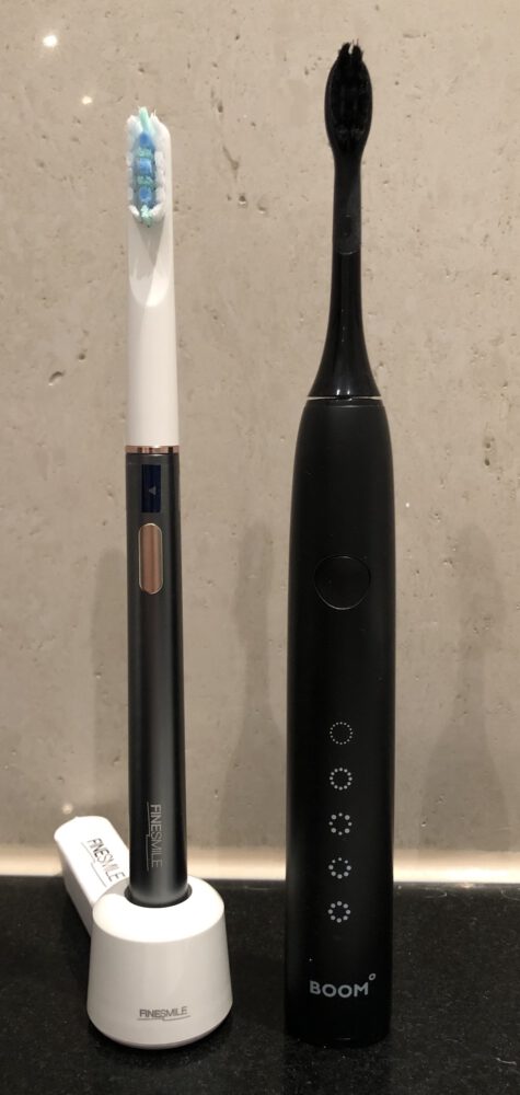 Zahnheld vgl. zur Tristan Auron und Stäight elektrische Zahnbürste FineSmile IQ Zahnbürste im Vergleich zur Boombrush Schallzahnbürste