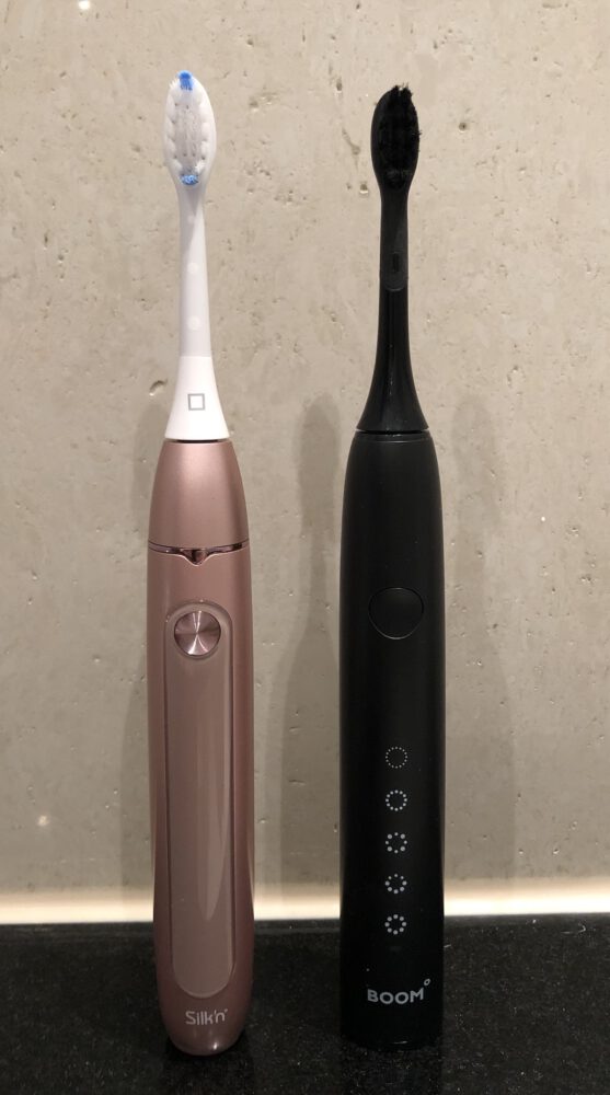 Zahnheld vgl. zur Tristan Auron und Stäight elektrische Zahnbürste Silk'n Schallzahnbürste im Vergleich zu Boombrush Schallzahnbürste