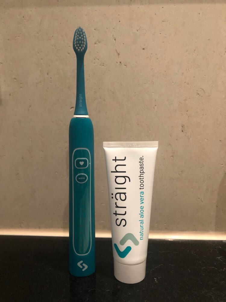 Sträight Toothbrush Zahnbürste mit der eigenen Zahncreme