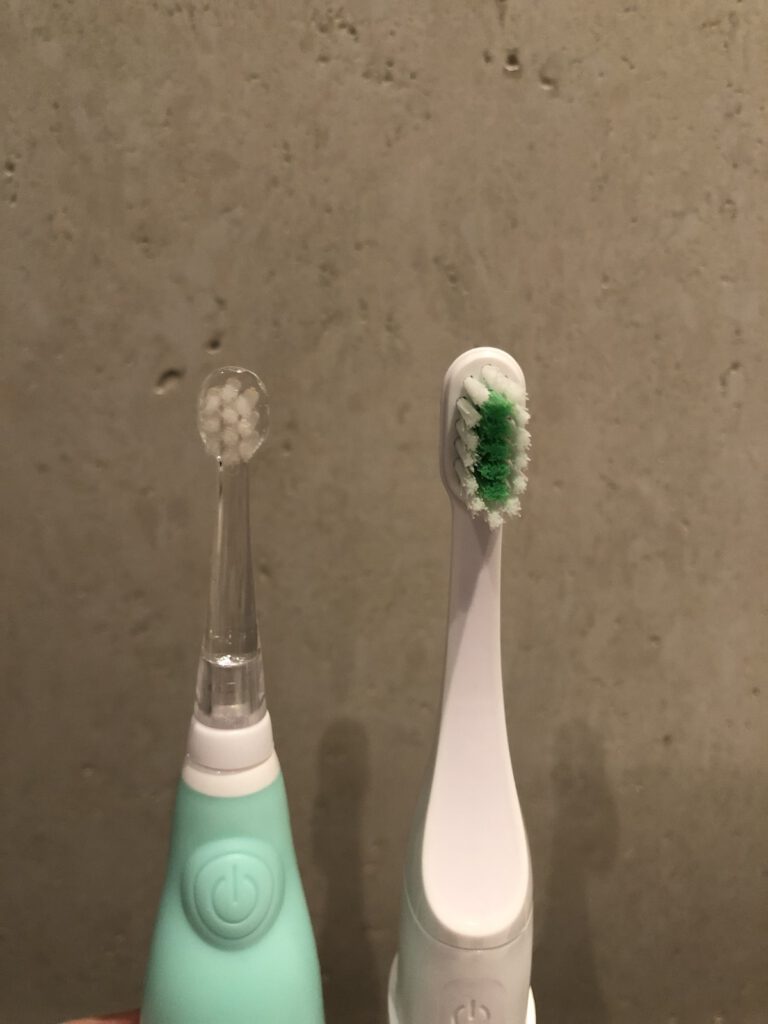 Zahnheld vgl. zur Tristan Auron und Stäight elektrische Zahnbürste TrueLife SonicBrush Baby G - Bürstenkopf im Vergleich