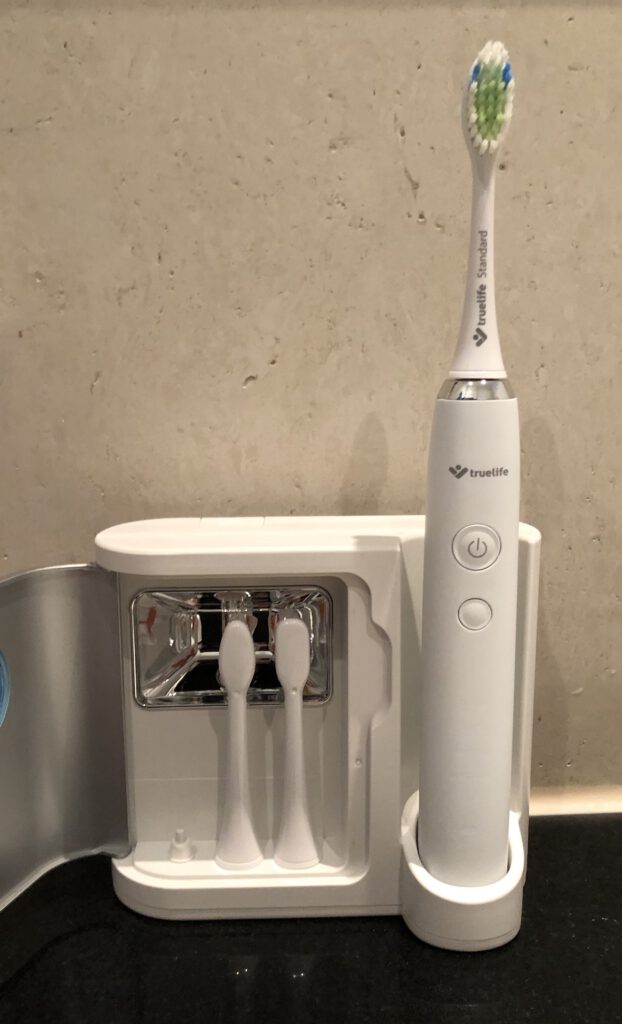 Zahnheld Zahnbürstenmodi Truelife Sonicbrush UV Schallzahnbürste - Station offen mit Zahnbürste und weiteren Bürstenköpfen