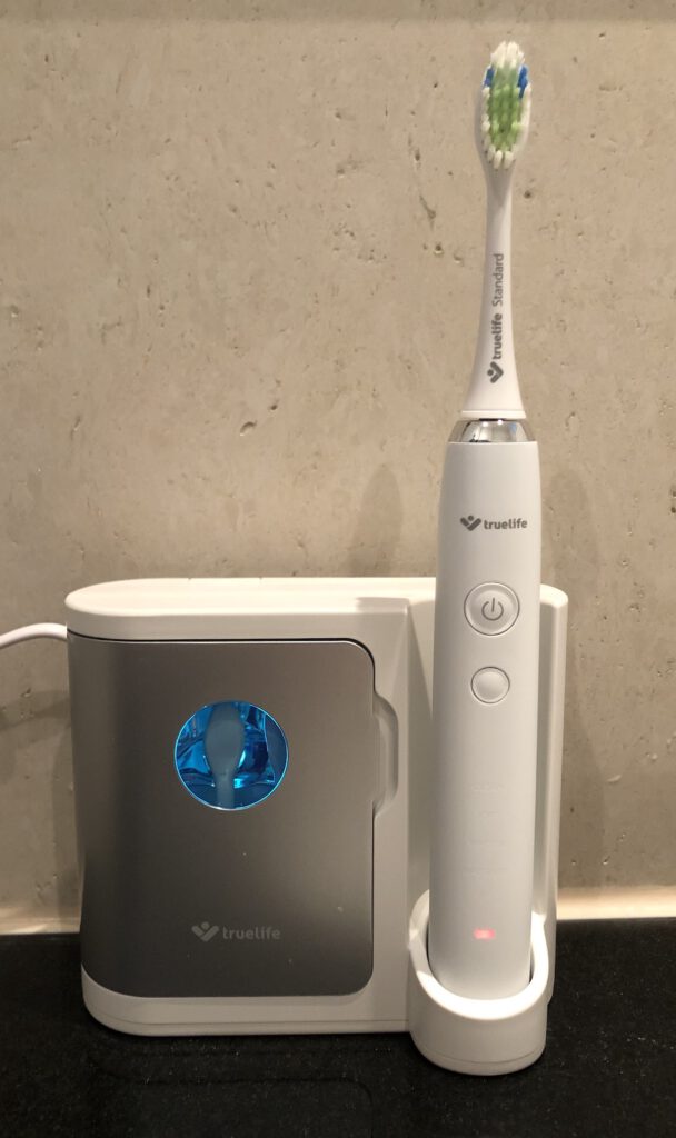 Zahnheld elektrische Zahnbürste - Verpackung Truelife Sonicbrush UV Schallzahnbürste - Station während der Bürstenkopf Sterilisierung