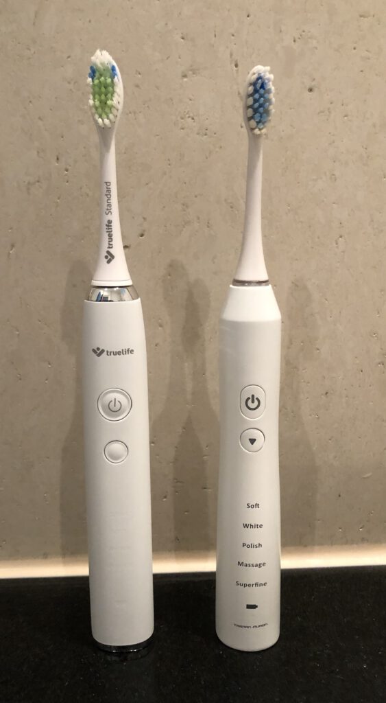 Zahnheld vgl. zur Tristan Auron und Stäight elektrische Zahnbürste Truelife Sonicbrush UV - Schallzahnbürste im Vergleich