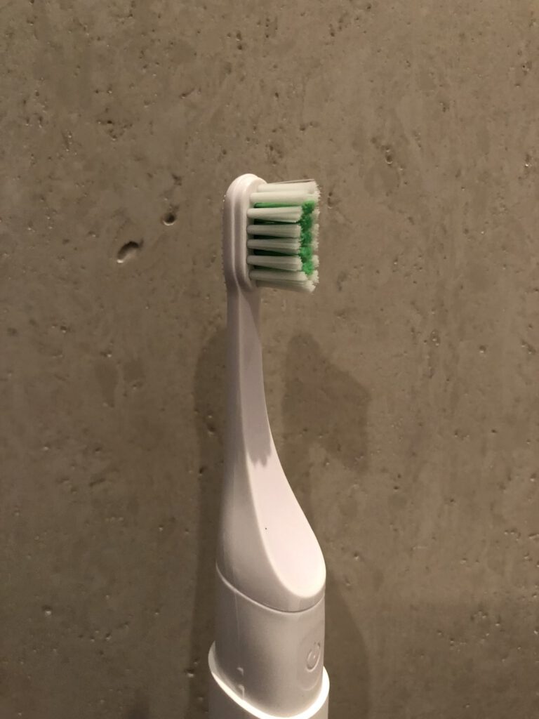 TrueLife T100 Schallzahnbürste - Zahnbürstenkopf schräg