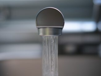 Wasserhahn mit fließendem Wasser