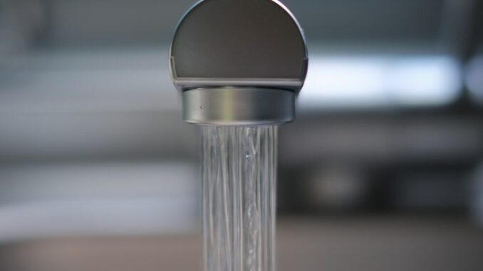 Wasserhahn mit fließendem Wasser