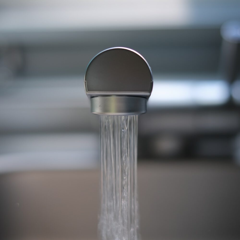 Wasserverbrauch beim Zähneputzen reduzieren - Wasserhahn mit fließendem Wasser