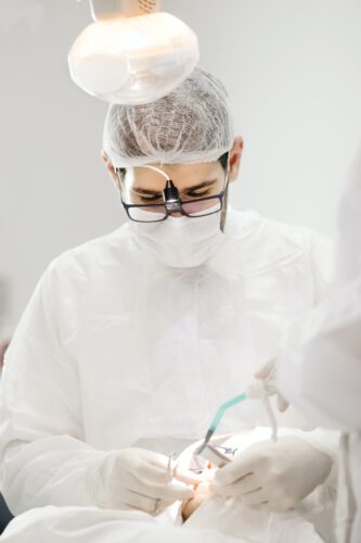 Mundschutz beim Zahnarzt - ein guter Zahnarzt schützt sich und seine Patienten mit dem Tragen eines medizinischen Mundschutzes