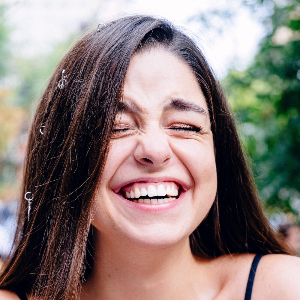Zahnschmelz aufbauen, damit du immer so schön und befreit lächeln kannst